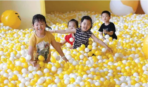  ?? GUSLAN GUMILANG/JAWA POS ?? AYO BALAP LARI: Anak-anak bermain di kolam bola raksasa bertema Gudetama, karakter yang berbentuk telur mata sapi, di Lenmarc kemarin.