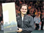  ??  ?? Roger Federer con el trofeo que celebra su gesta.