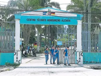  ??  ?? COLEGIO. Este jueves desde las 7:00 am abrieron los portones de los colegios que estaban tomados.