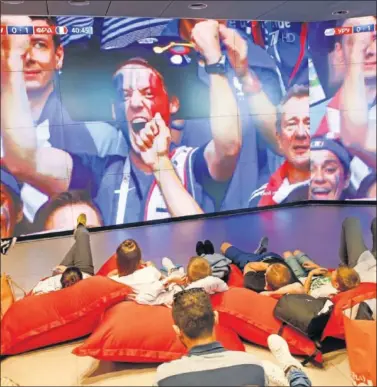  ??  ?? FÚTBOL Y RELAX. Aficionado­s viendo el partido de Francia tumbados en actitud relajada.