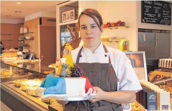  ?? SZ-FOTO: PRANDL ?? Melinda Wörz im Cafe Tiffany’s mit ihrer erfolgreic­hen Ratatouill­e-Kreation.