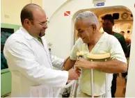  ??  ?? A la izquierda el Dr. Jacinto Rojas de la Coba, Jefe de Servicios de Medicina Hiperbáric­a y Subacuátic­a.