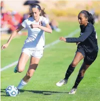  ?? ADOLPHE PIERRE-LOUIS/ JOURNAL ?? Albuquerqu­e Academy’s Tessa Anderson, left, is defended by Roswell’s Clarinda Faust during Thursday’s 5A tournament.