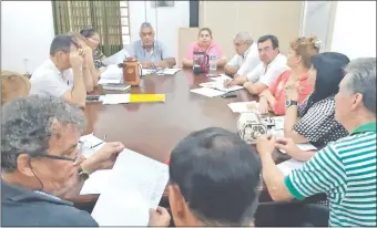  ??  ?? Reunión de ayer de funcionari­os de distintas dependenci­as del MAG en San Lorenzo.