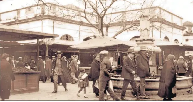  ?? M. G. ?? El Mercado de la Encarnació­n con la fuente barroca que todavía se conserva en la plaza del mismo nombre.