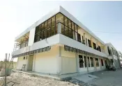  ?? GUSLAN GUMILANG/JAWA POS ?? FINISHING: Pembanguna­n fisik gedung terpadu Lakarsantr­i sudah rampung. Tinggal melengkapi fasilitas seperti listrik dan PDAM.