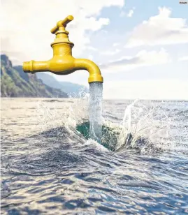  ??  ?? IMPORTANCI­A. Los adultos deben tomar dos litros de agua al día.