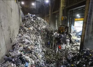  ?? (Photo Patrice Lapoirie) ?? Chaque heure, entre  et  tonnes de déchets traités au sein de l’usine.