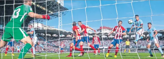  ??  ?? OTRA Y OTRA Y OTRA Y... “Oblak fue fundamenta­l para que el Atleti no encajara”, diría tras el partido Tucu Hernández. Aquí la foto: él remata, el esloveno se alza gigante ante su red.