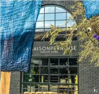  ??  ?? 1, 2. Suspendus dans la cour du Marché du Lez, sèchent des tissus teints d’indigo