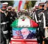  ??  ?? Fajrizadeh fue enterrado en un santuario del norte de Teherán. Su féretro fue cubierto con la bandera iraní y con flores.