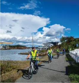  ??  ?? UTSIKT MOT ARENDAL HAVN: Med lokalkjent­e guider kommer man på veier man ellers ikke ville ha syklet på.
FOTO: GUTTORM ESKILD NILSEN