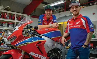  ??  ?? Ian y Lee, los pilotos del Honda Racing, son tan cercanos cómo rápidos sobre la moto. Rodar por las carreteras de la Isla de Man es una experienci­a única.