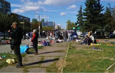  ?? ?? Ikke mange vil tale om krigen på markedet i centrum af Kramatorsk.