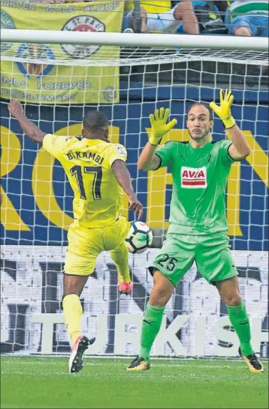  ??  ?? EL PRIMERO. Así superó Bakambu a Dmitrovic en el primer tanto del Villarreal en el minuto 25.