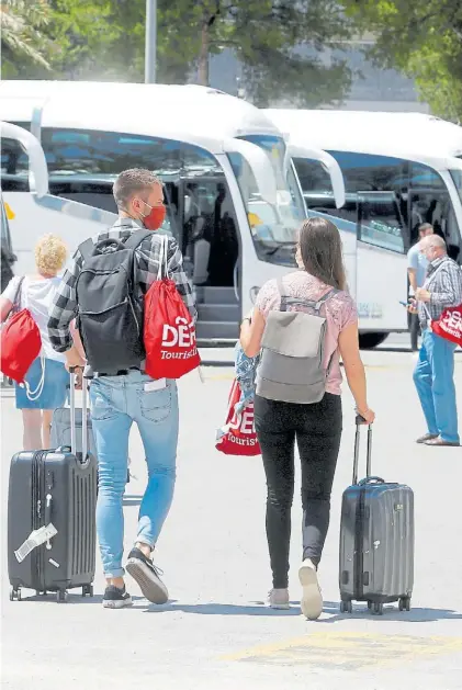  ?? REUTERS ?? Arribo. Un grupo de turistas llega al aeropuerto internacio­nal de Mallorca al reabrirse la frontera.