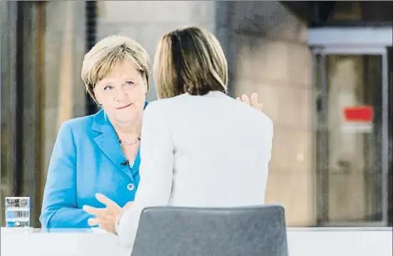  ?? JULE ROEHR / ZDF HANDOUT / EFE ?? Angela Merkel, ayer durante la entrevista que da cada año a inicios del verano a la cadena ZDF; de espaldas, la periodista Bettina Schausten