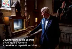  ??  ?? Devant l’anneau de Jeanne d’Arc, qu’il a racheté à Londres et rapatrié en 2016.