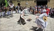  ?? ?? La danse de la souche interprété­e par les danseuses de Leï Magnoti de Sainte-Maxime.