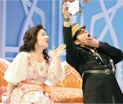  ??  ?? Couple dans la vie de tous les jours, Julie Boulianne et Antonio Figueroa se retrouvero­nt, pour une rare fois sur une même scène, dans l’opéra Le Barbier de Séville, de Rossini, présenté les 13, 16, 18 et 20 mai au Grand Théâtre de Québec.