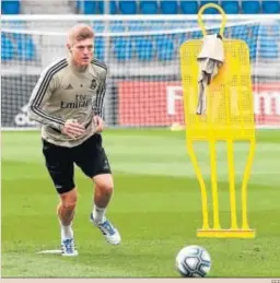  ?? EFE ?? El centrocamp­ista alemán Toni Kroos se ejercita en Valdebebas.