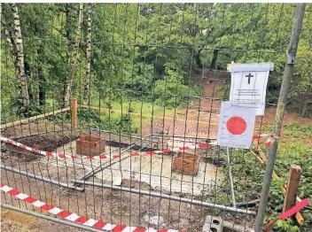  ?? FOTO: MIKE KUNZE ?? An der Baustelle für die geplante Brücke am Latumer See wurde aus Protest gegen die Arbeiten eine Todesanzei­ge für den Naturschut­z aufgehängt.