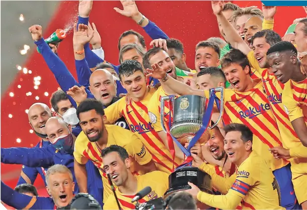  ??  ?? Lionel Messi anotó dos goles y levantó el trofeo tras recibirlo de manos del Rey Felipe VI. / FOTO: REUTERS