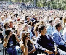  ??  ?? Una comunità Spettatori alla festa del Fatto alla Versiliana