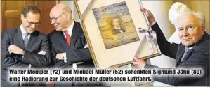  ??  ?? Walter Momper (72) und Michael Müller (52) schenkten Sigmund Jähn (80) eine Radierung zur Geschichte der deutschen Luftfahrt.