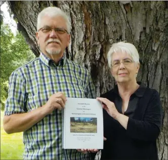  ?? Photo contribute­d ?? Bob Hays and Susan Campbell hold a copy of their book, Isolated Burials.