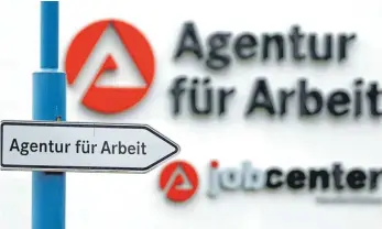  ?? FOTO: DPA/JAN WOITAS ?? Die Ulmer Agentur für Arbeit hat die Zahlen für April veröffentl­icht. Das Frühjahr sorgt in der Baubranche für Zuwächse. Generell ist die Situation aber schlechter als im Vorjahr.