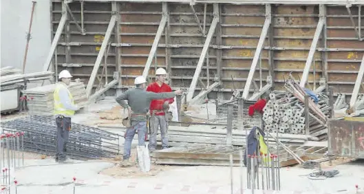  ?? GABRIEL UTIEL ?? Tres profesiona­les en las obras de un edificio en Castelló. La construcci­ón es uno de los sectores que más empleo ha creado en los últimos meses.