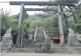  ??  ?? A shinto shrine gate (torii) near Lake Sagami.