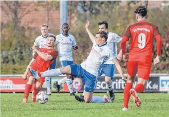  ?? FOTO: PETER SCHLIPF ?? Der FCE (weiße Trikots) ist nach dem 2:4 gegen Bopfingen unten angekommen.