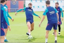  ??  ?? Busquets, Piqué, Pjanic y Messi, en un entrenamie­nto del último curso.