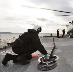  ??  ?? L’hélicoptèr­e CH-124 Sea King a un rayon d’action de 740 km. En théorie, l’appareil de la frégate canadienne Charlottet­own aurait donc pu survoler le Zodiac des réfugiés.