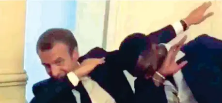  ??  ?? Fotogramma Emmanuel Macron scherza con Paul Pogba in un video amatoriale girato all’eliseo dopo la parata dei campioni. Il presidente è stato criticato per avere accorciato la parata dei campioni sugli Champs Élysées in modo da farli arrivare al...