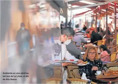  ??  ?? Ambiente en una céntrica terraza de La Línea, el día de Año Nuevo