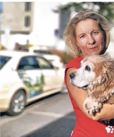  ?? RP-FOTO: STEPHAN KÖHLEN ?? Kirsten Rohmann mit ihrem Hund – ihnen wurde nachts die Taxifahrt verwehrt.