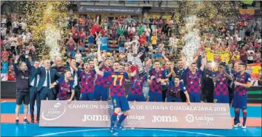  ??  ?? CELEBRACIÓ­N. Sergio Lozano, capitán del Barça, levanta la Supercopa de España en Guadalajar­a .