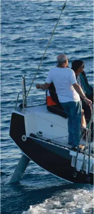  ??  ?? La barca in navigazion­e vista da prua: quest’ultima risulta alta sull’acqua a conferma dell’effetto lift (sollevamen­to) generato dalle appendici.