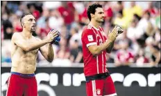  ?? DPA-BILD: HOPPE ?? Franck Ribéry (links) und Mats Hummels danken den Fans. Viele davon pfiffen das Team allerdings aus.