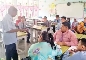  ??  ?? CIKGU Nanthan memberikan kata-kata semangat dan perangsang kepada pelajar Tingkatan 6 SMK Beluran.