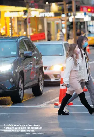  ?? Photo / Sylvie Whinray ?? A rush hour of sorts — downtown Auckland with more life than it has seen in the last eight weeks.