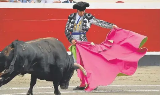  ?? // ÍÑIGO ROYO ?? Morante de la Puebla saludó a su primer toro por chicuelina­s