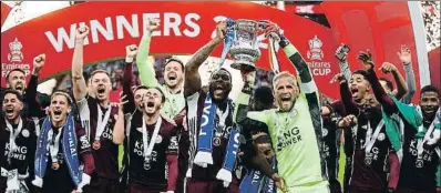  ?? MATT CHILDS / AP ?? Wes Morgan i Kasper Schmeichel aixequen la primera FA Cup de la història del Leicester