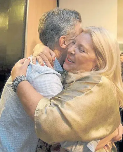  ??  ?? ¿Otros tiempos?. Elisa Carrió y Mauricio Macri, apenas tres meses atrás, cuando todavía se hablaban.