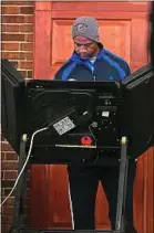 ??  ?? Une machine à voter en Caroline du Nord, dimanche 4 novembre.