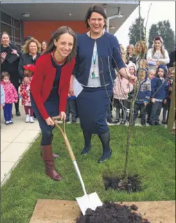  ?? Picture: Gary Browne FM4703063 ?? MP Helen Whateley and head teacher Libby Fidock