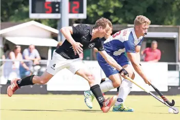  ?? NGZ-FOTO: ANJA TINTER ?? Schon in der gegnerisch­en Spielhälft­e ist dem Neusser Routinier Steven Dühr (l.) daran gelegen, Flottbeks Jonah Johannsen die Kugel abzujagen.